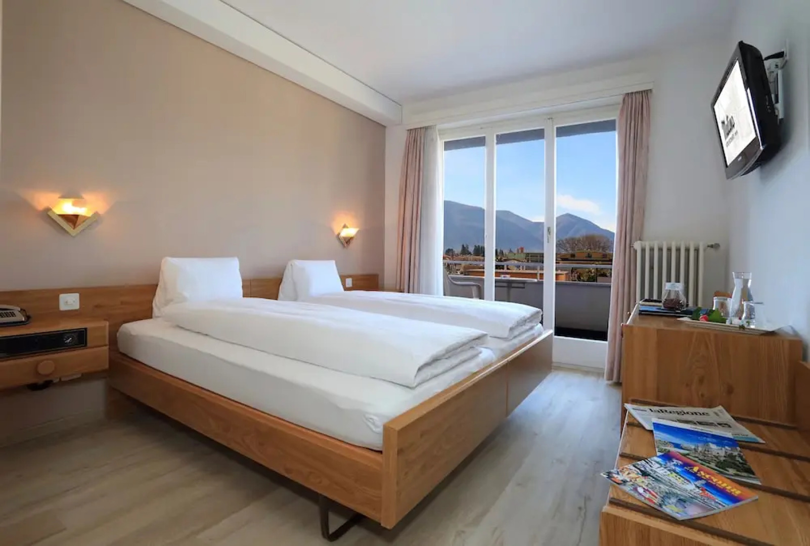 Ascona Lodge, Pool & Garden Retreat