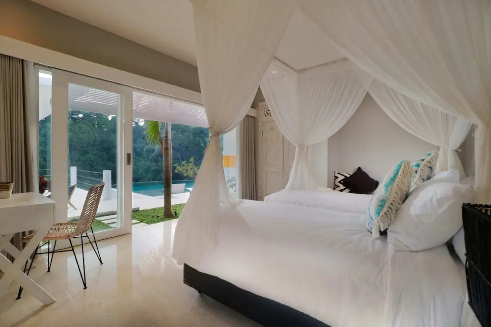Limitless Jungle Villas Complex, 5 BR, Ubud With Staff