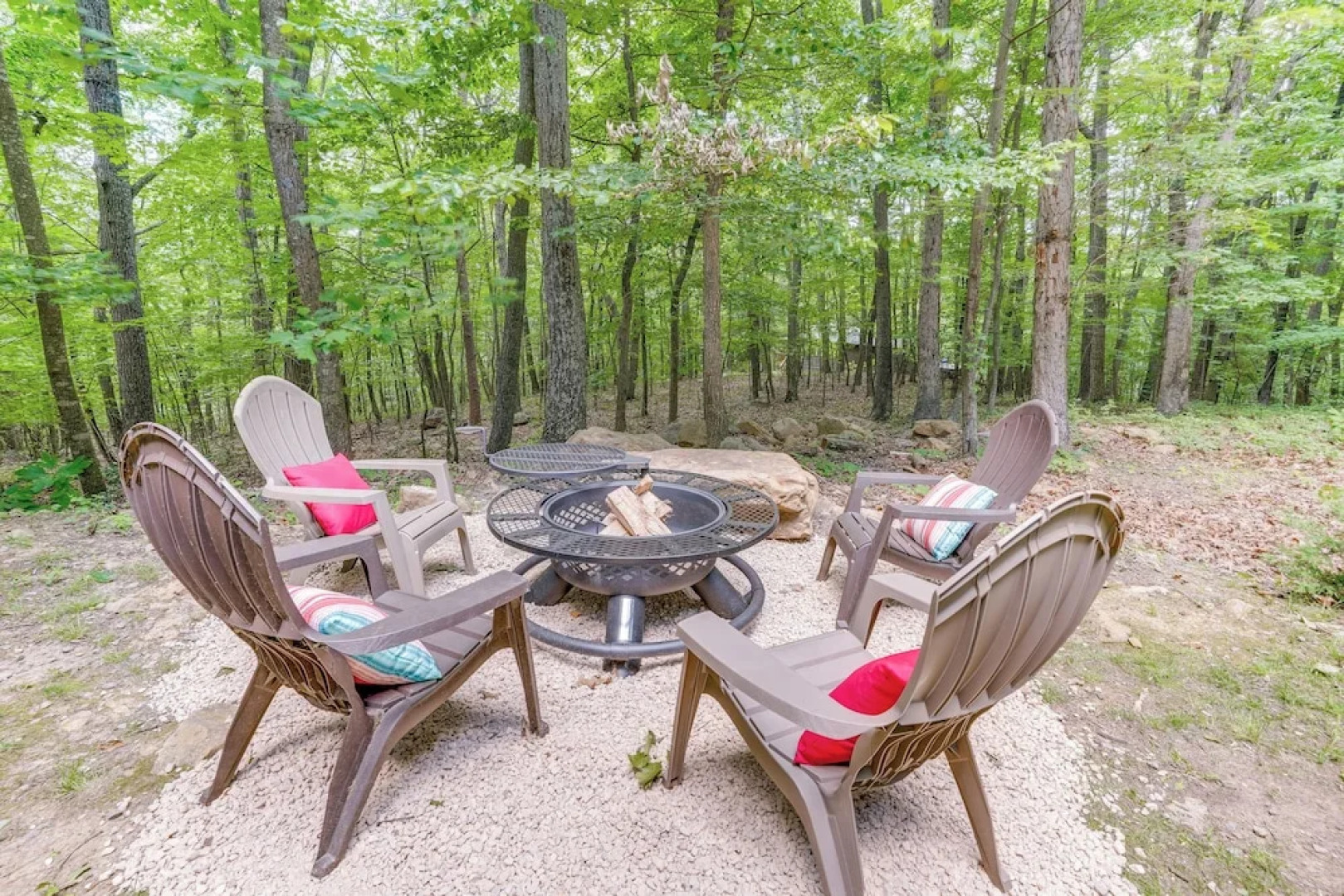 Cabin w/ Deck & Screened-in Porch in New Market!