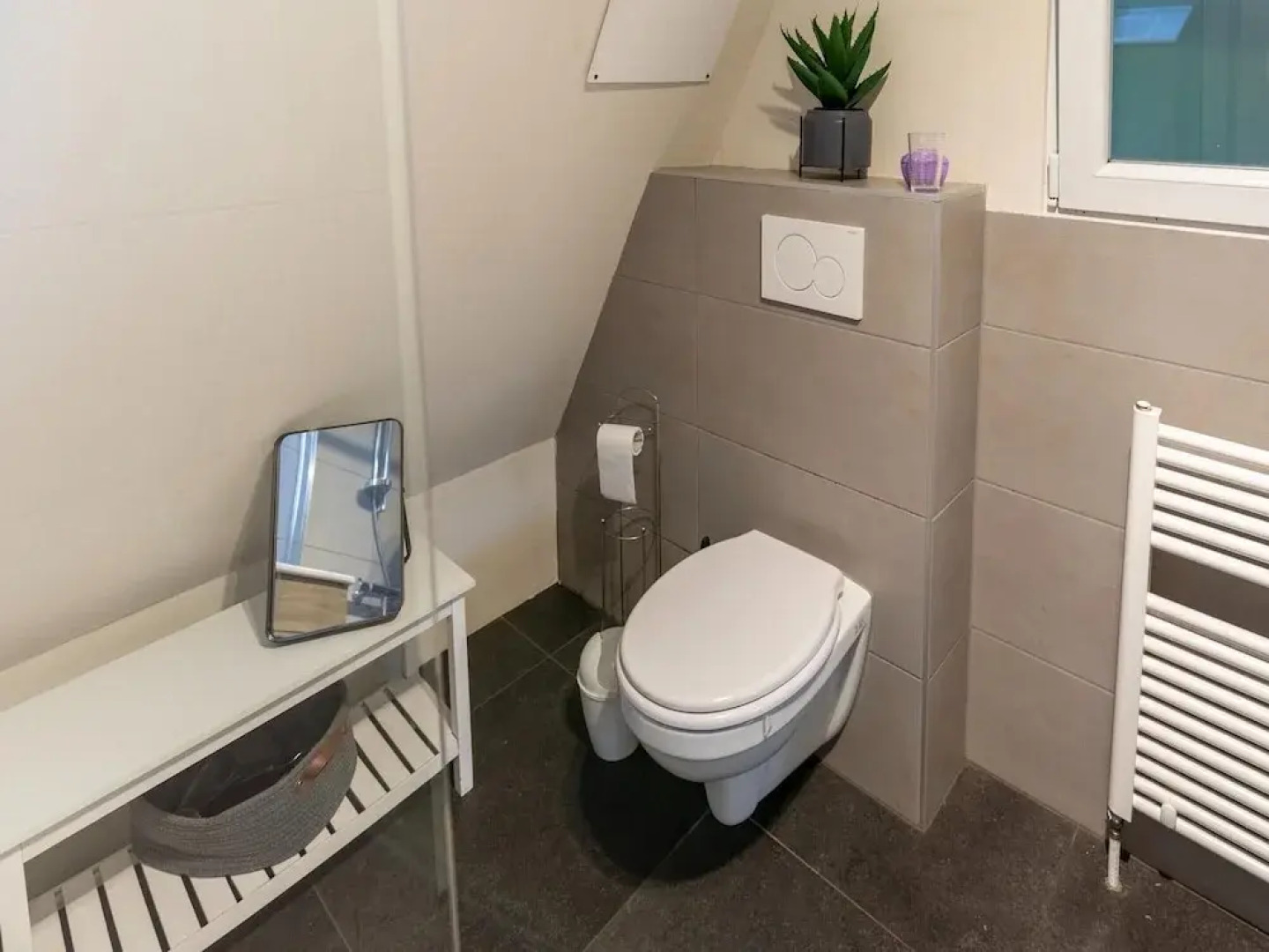 Lanaken Lakeside Cabin Stay