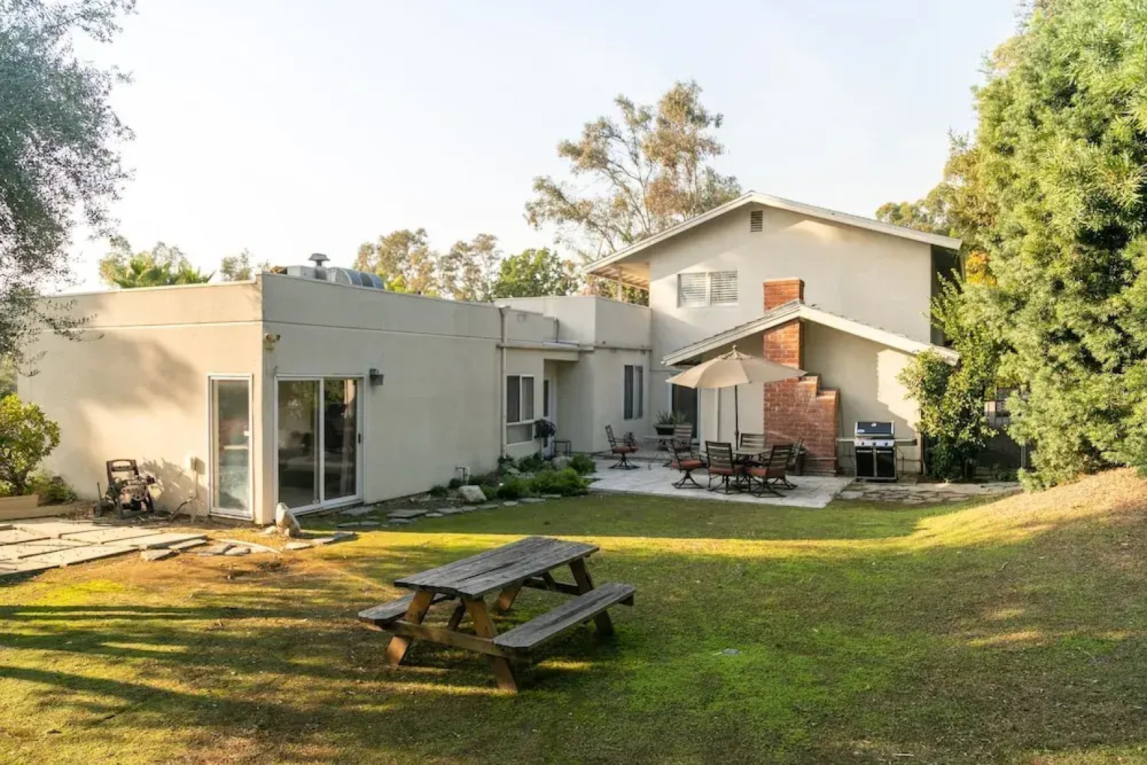 Sunny Pasadena Mansion, Sparkling Heated Pool & Projector Room!