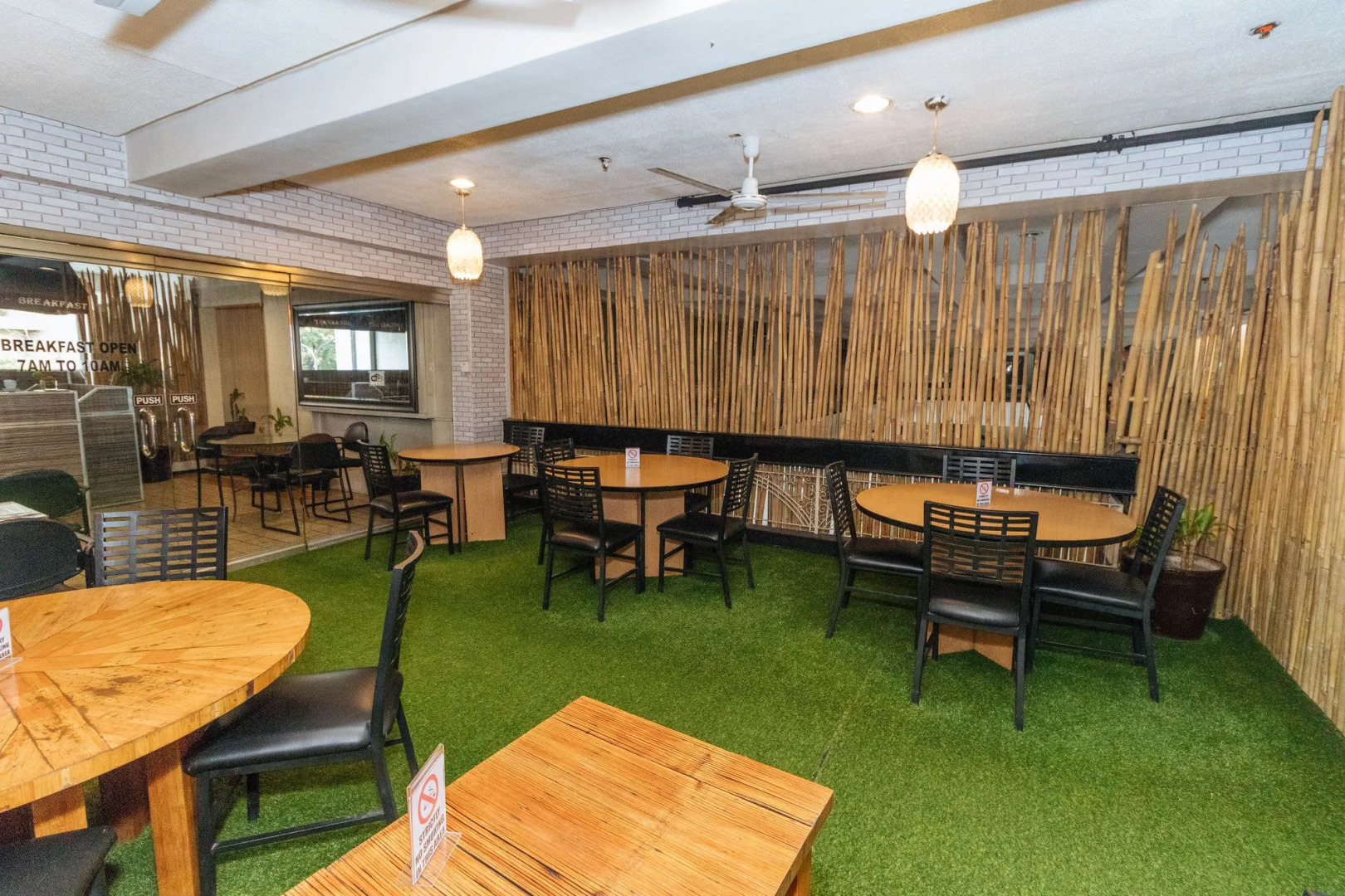 RedDoorz @ Amorsolo Makati