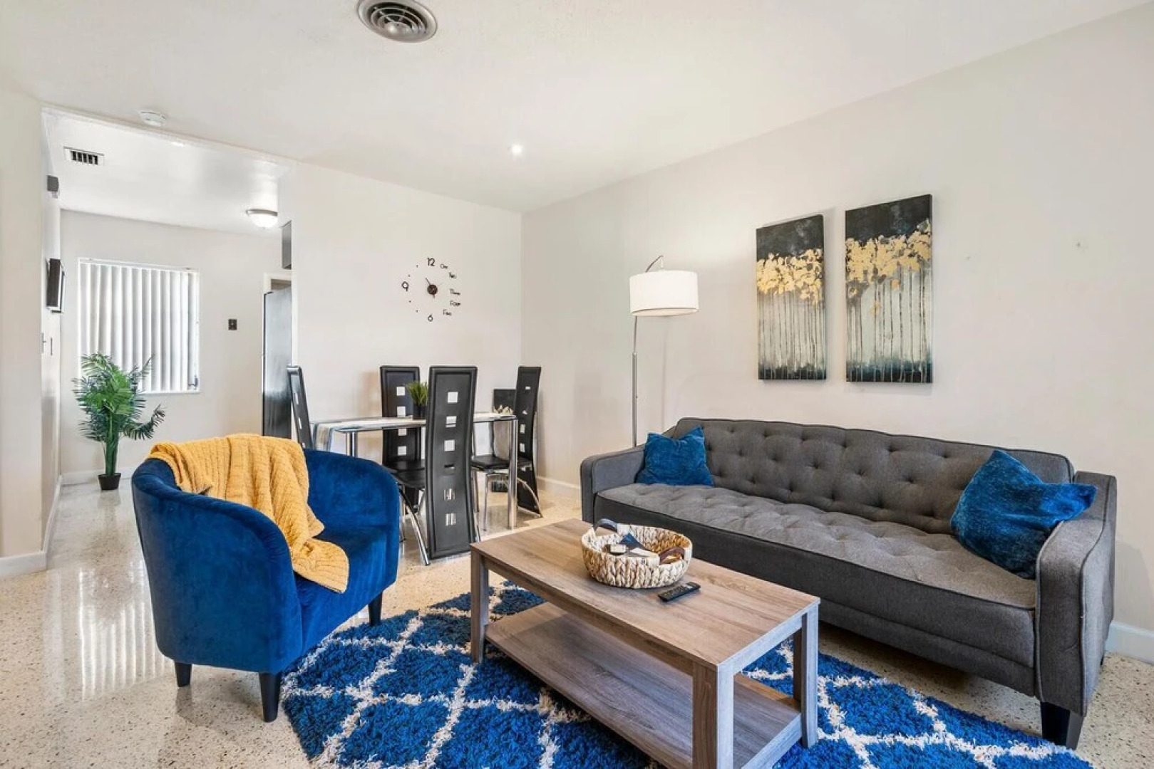 King /Queen Bed Mins from beach. Perfect get-away!