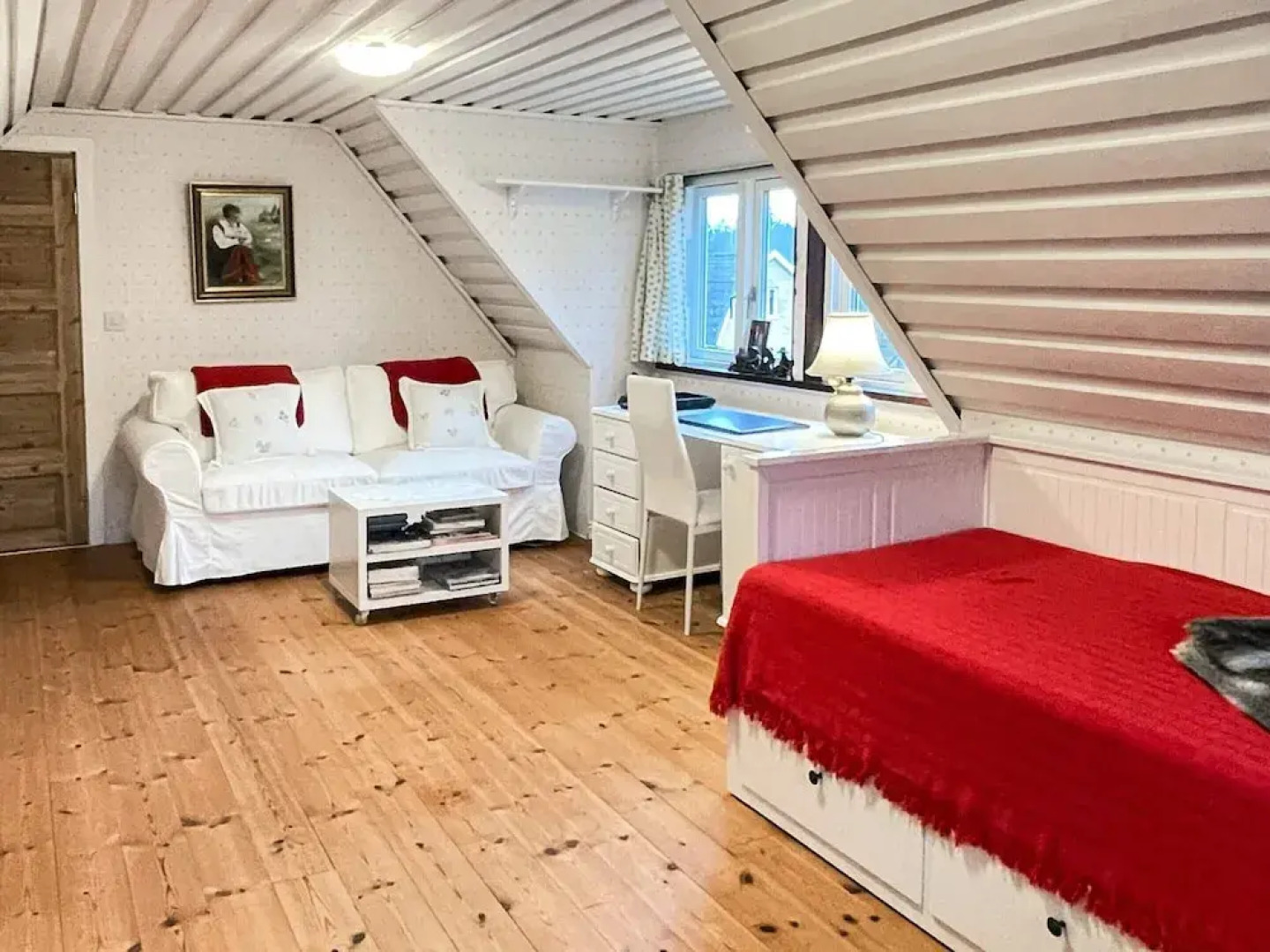 Serene Lakehouse With Rowing Boat