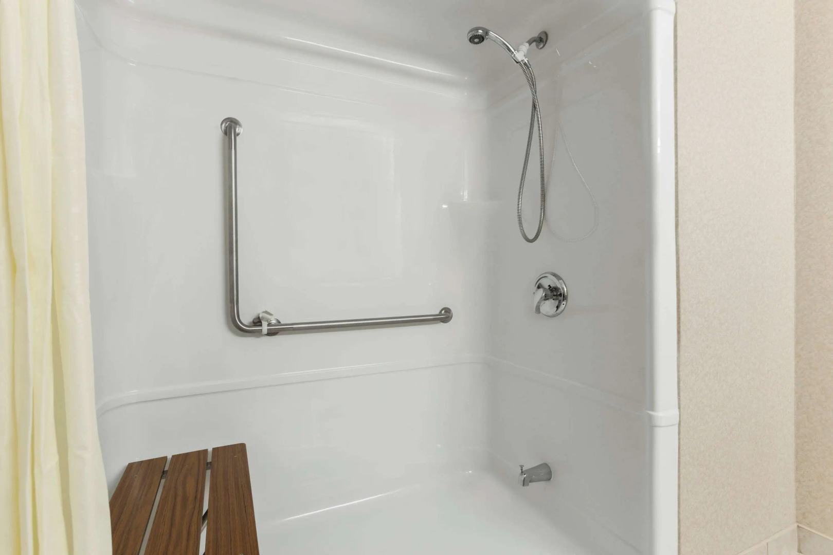 Days Inn & Suites by Wyndham Niagara Falls Centre St. By the Falls