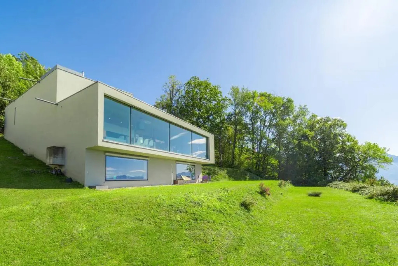 Luxury & Modern 4BD Villa with Panoramic Lake View by GuestLee