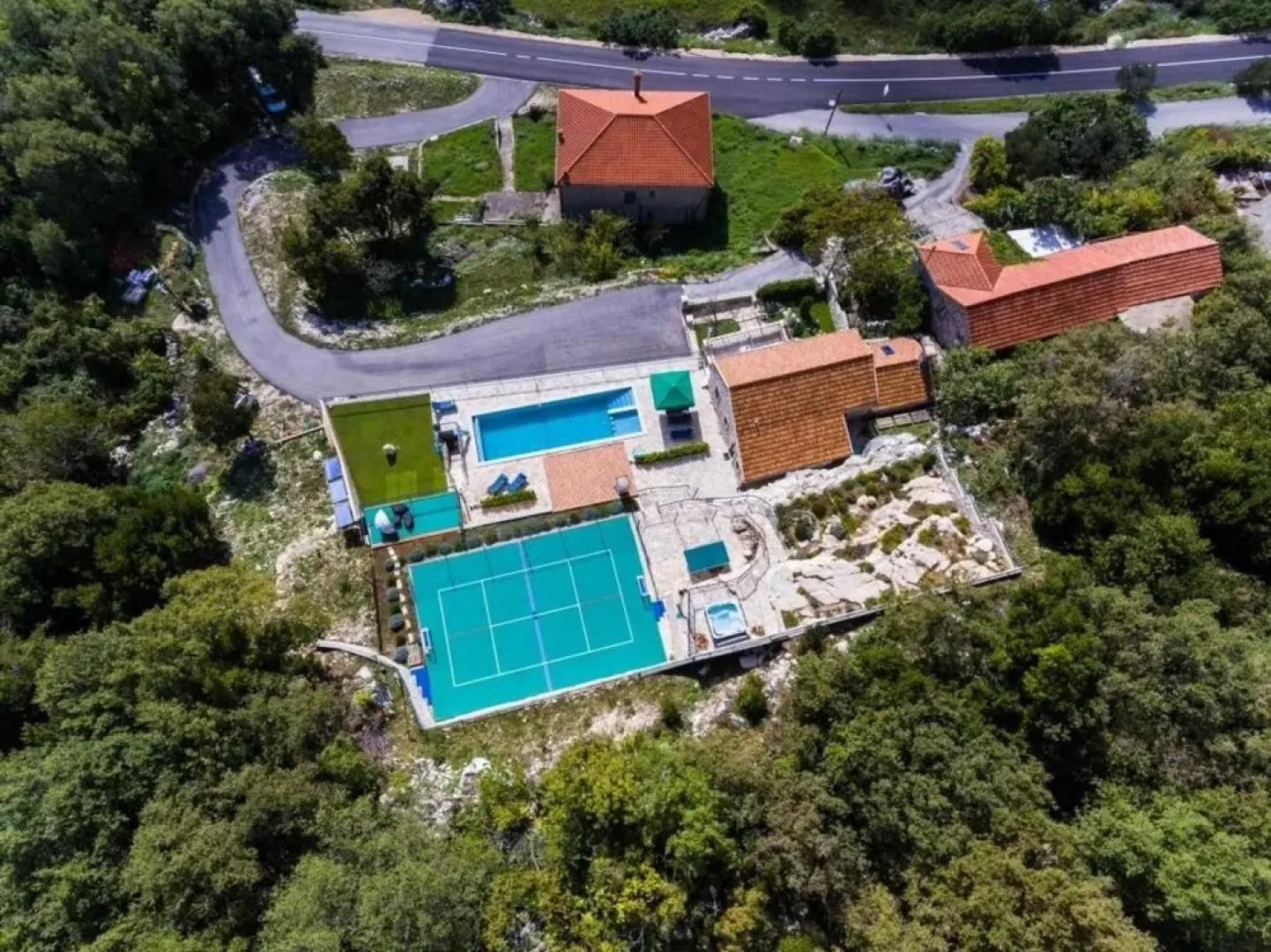 Villa Falcon Rook - Four-bedroom Villa With Terrace and Swimming Pool ID Direct Booker 1901