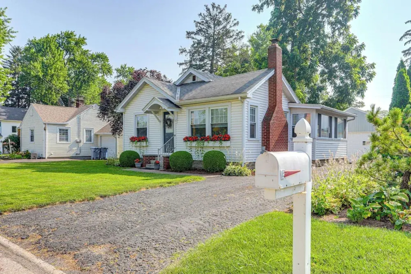 Walk to Private Beach: Lake Erie Retreat w/ Yard!