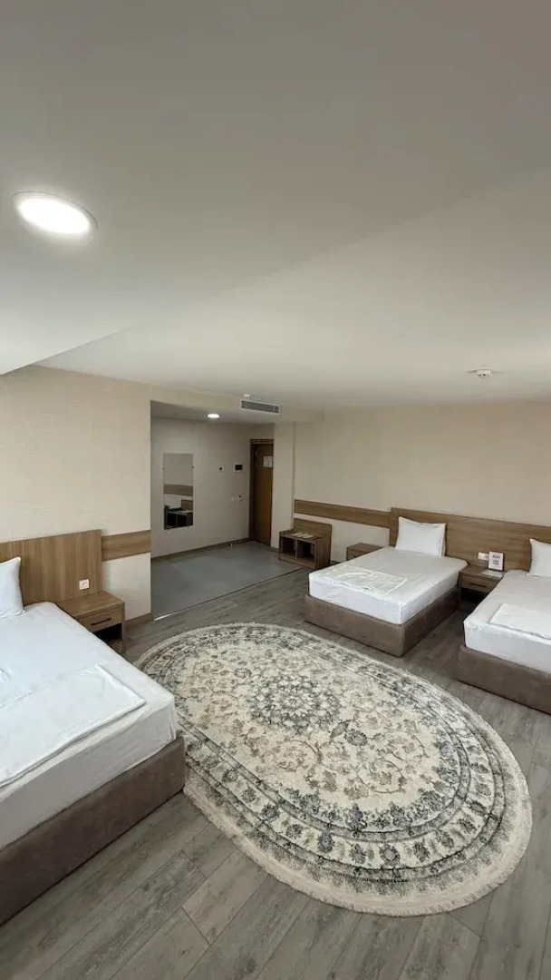 Отель Saroy Gardens