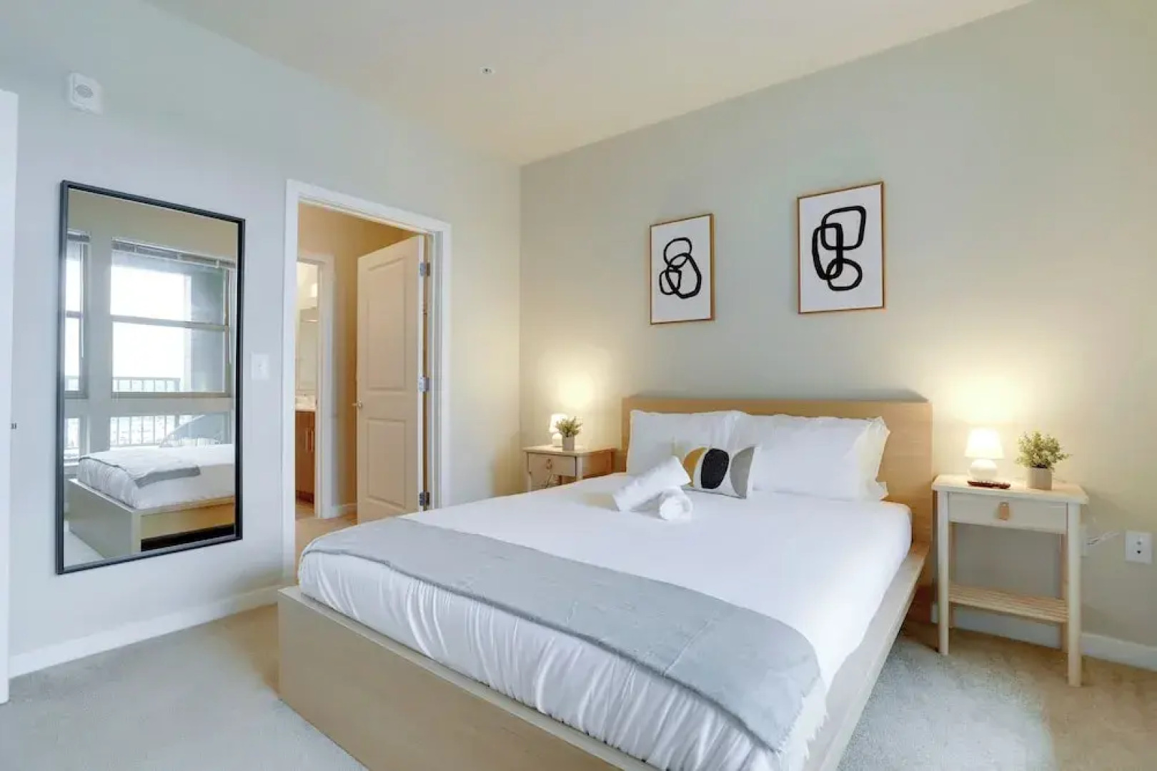 Apartment 15-Min Walk to Metro