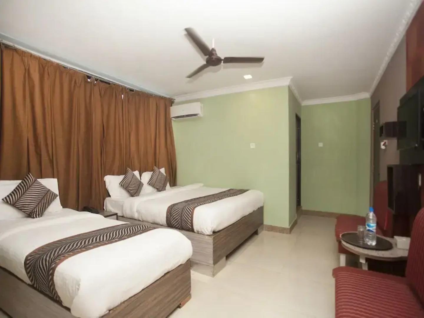 OYO 343 Pop Life Hotel