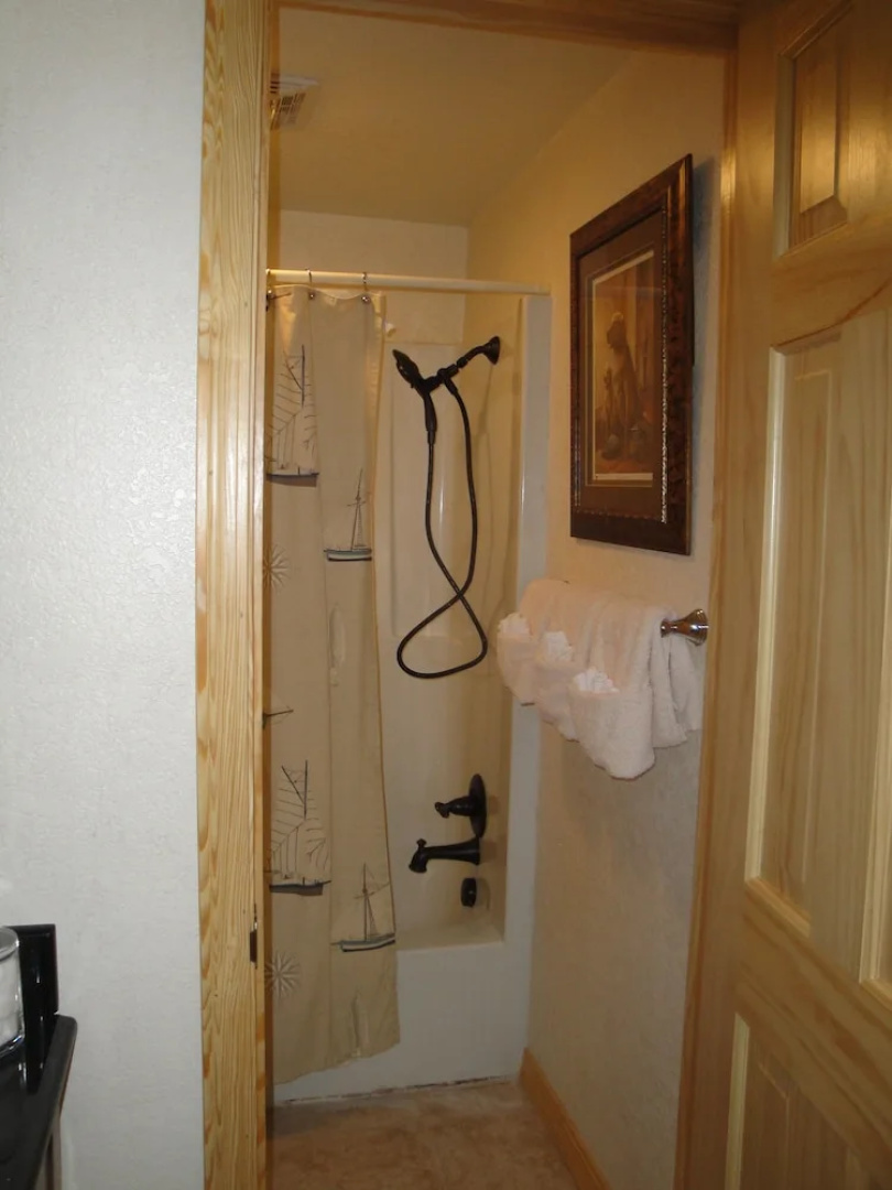Mountain Harbor two bedroom Lodge cottage by RedAwning