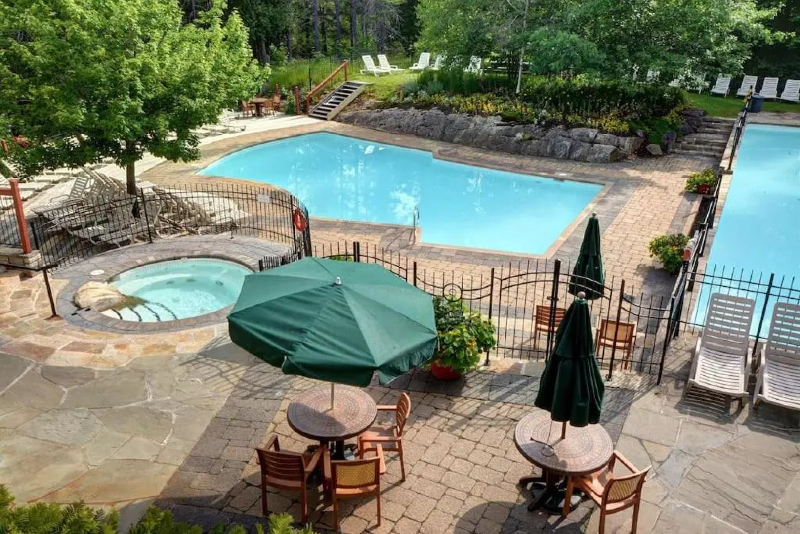 Les Eaux 225-1 by Escapades Tremblant