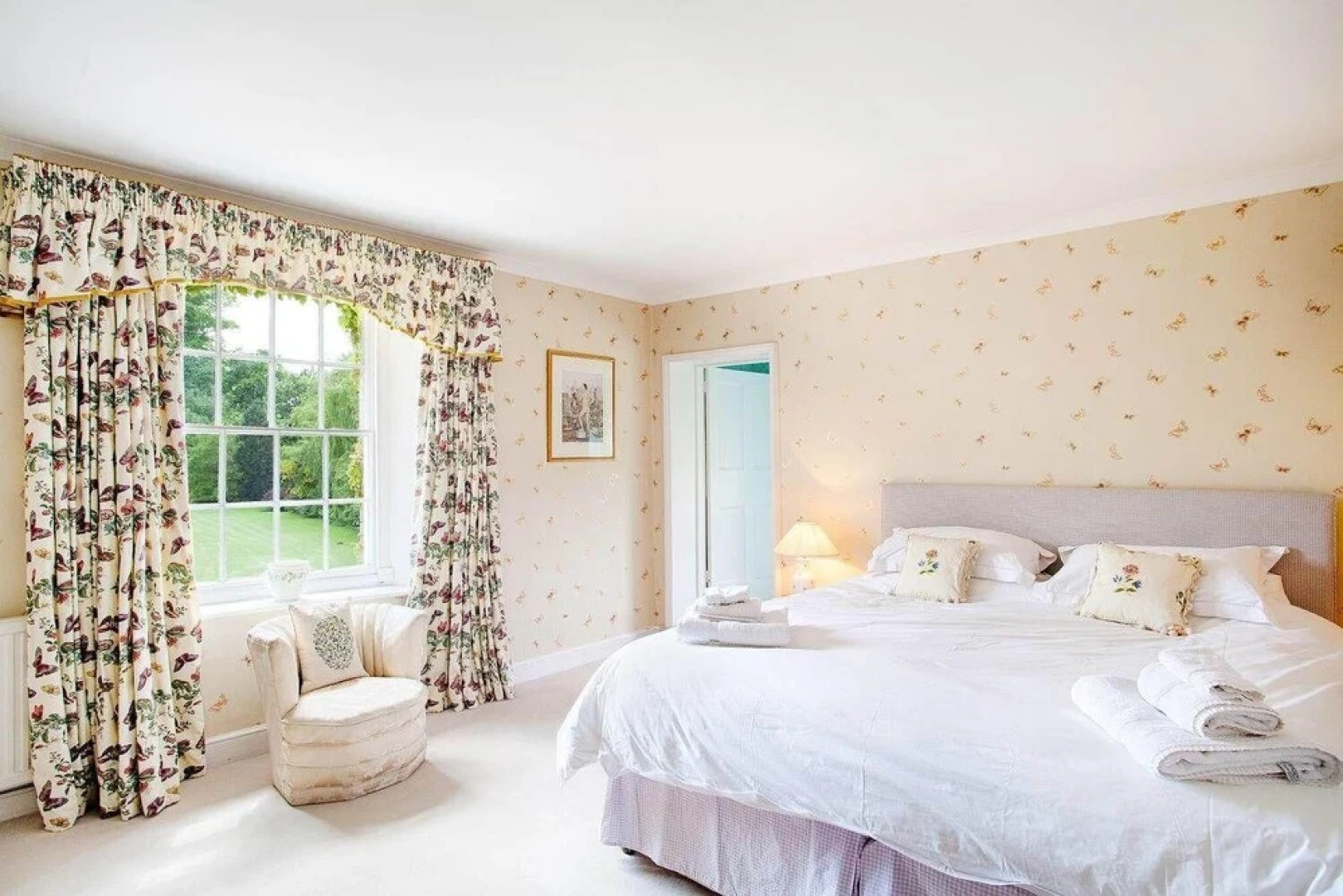 Secluded country house gem with swimming pool & tennis court