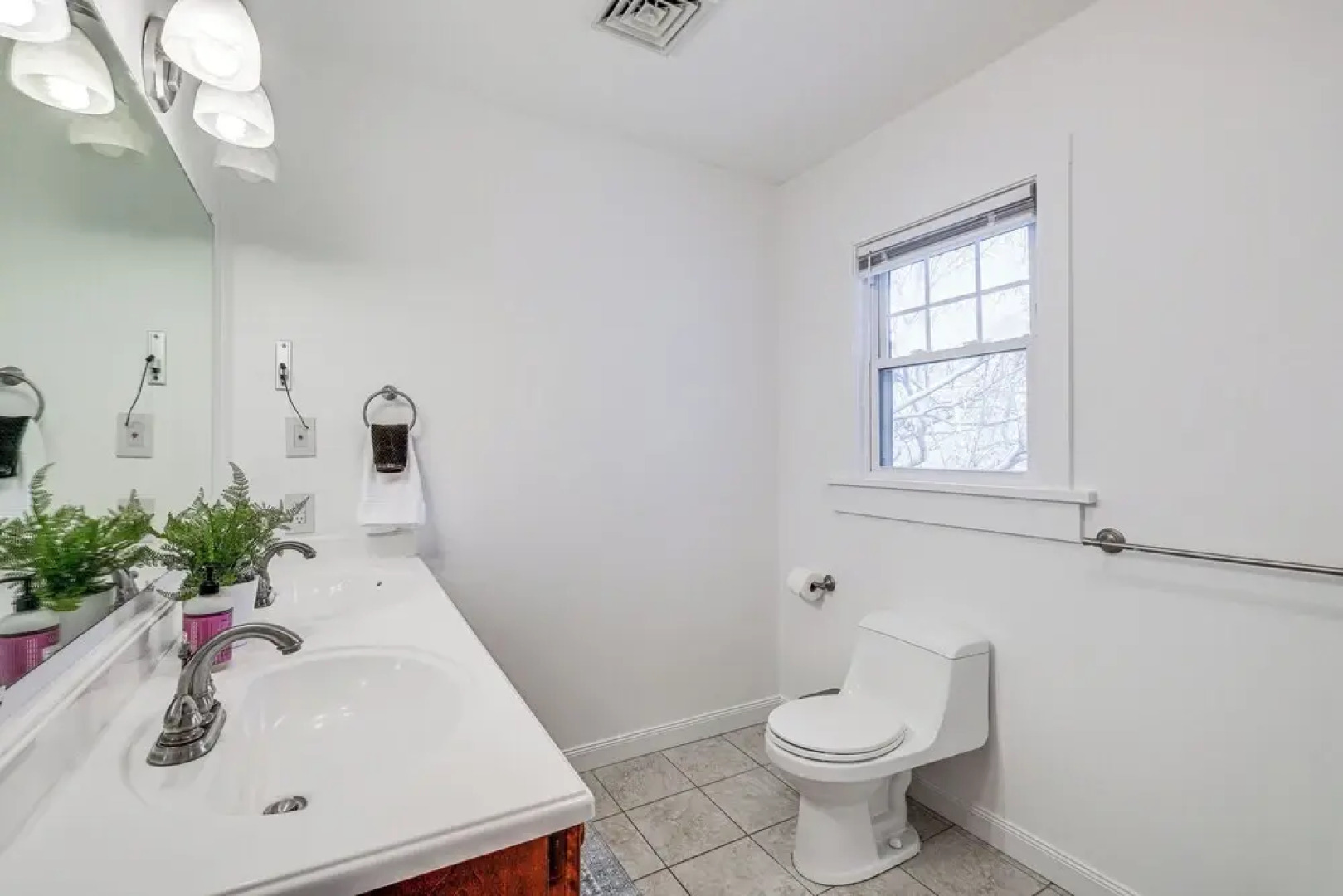 < 3 Mi to Dtwn Roanoke: Inviting Unit w/ Balcony