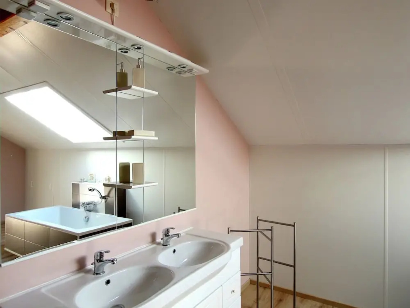 Classy Holiday Home in Martilly with Hot Tub