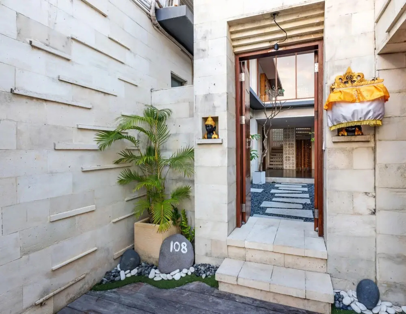 Wonderful Oceanfront 3 Br Villa in Seminyak