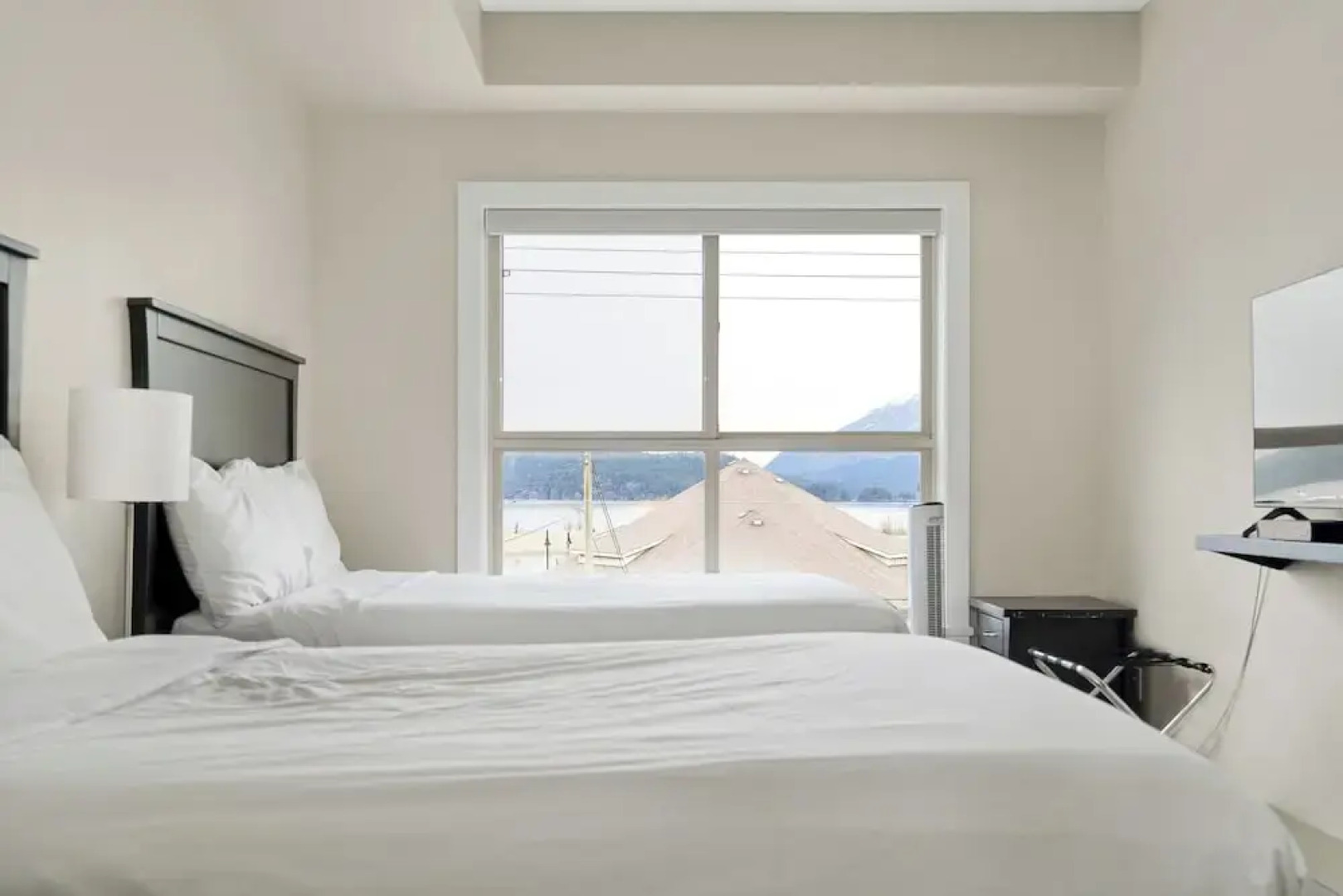 Lakefront Lux 2BR Symphony Of Comfort