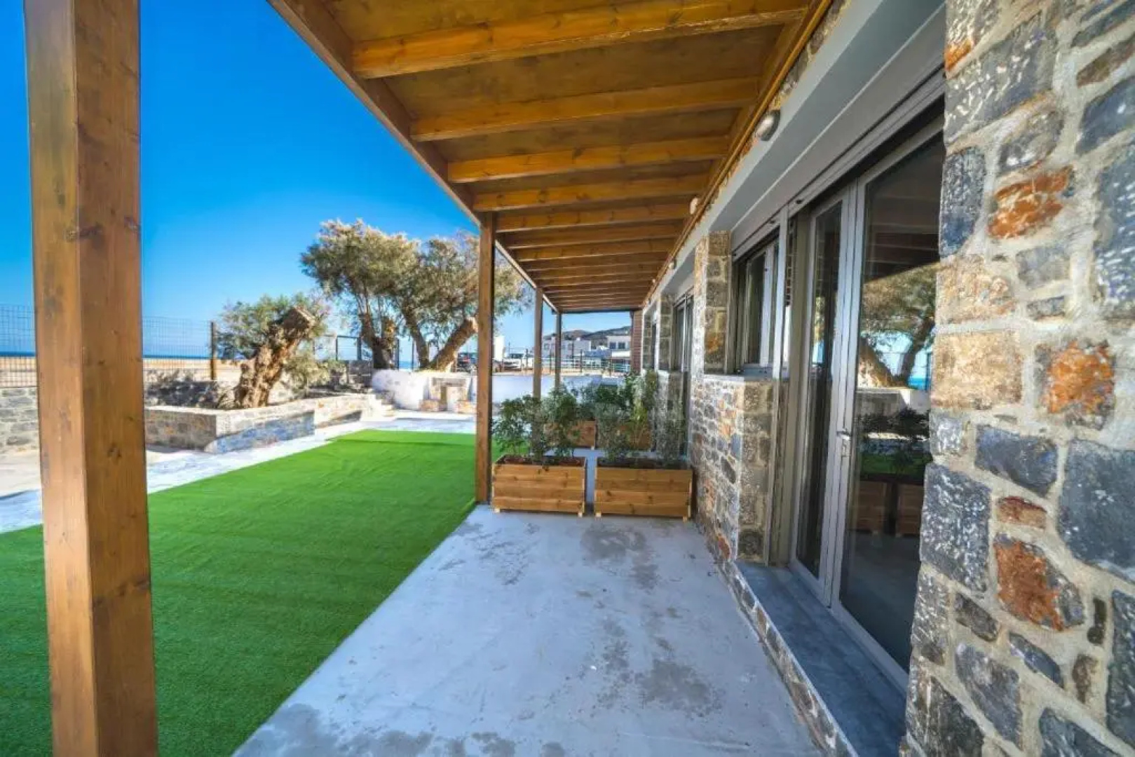 TerraZeus - Stone House Beachfront 3