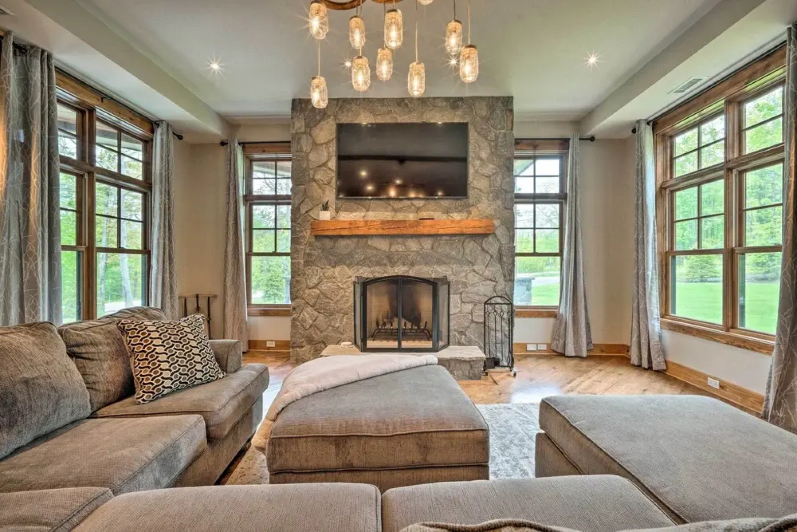 Elegant Mtn Chalet w/ Deck: 1 Mi to Mt Snow!