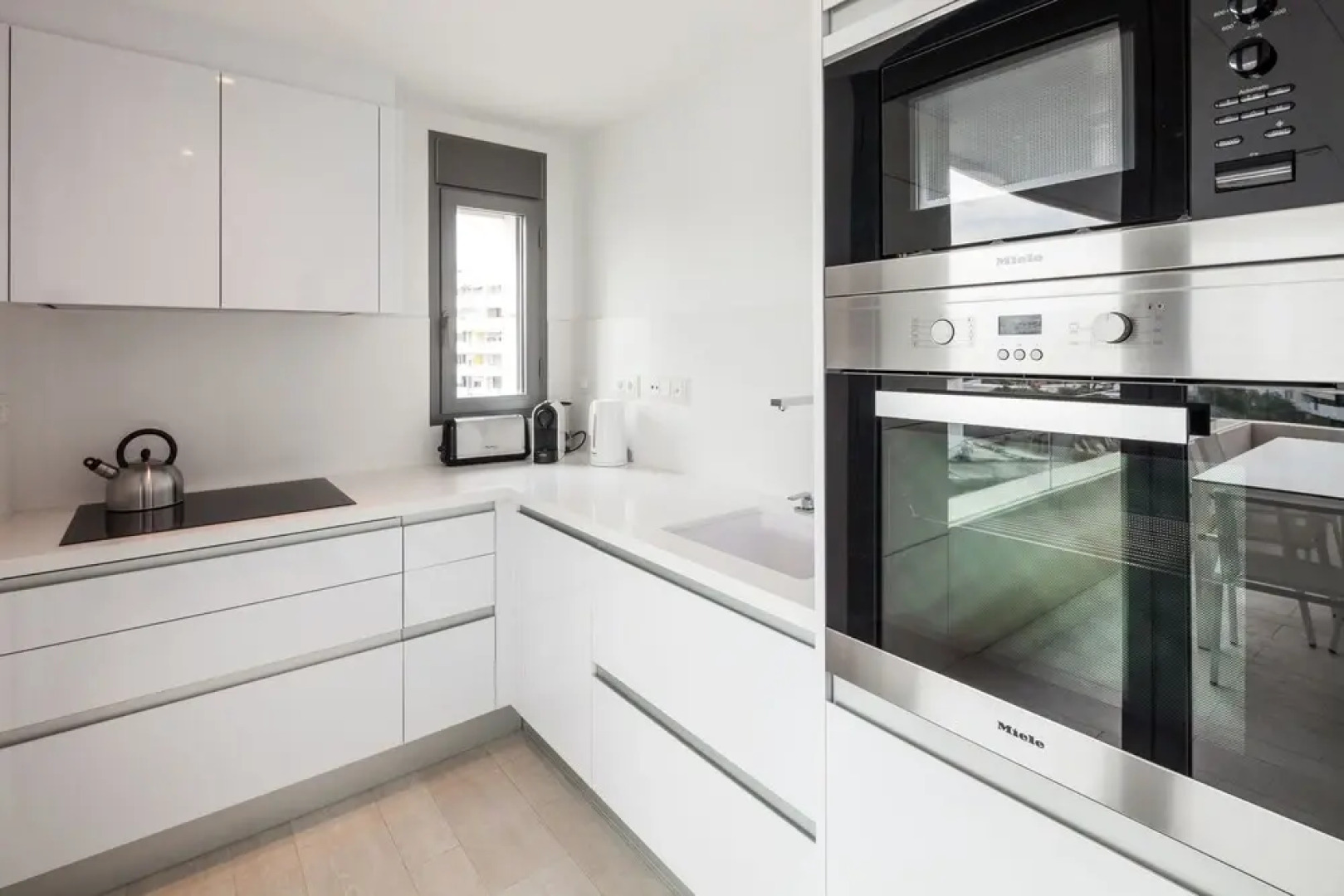 5 Star 3 Bedroom Apartment White Angel