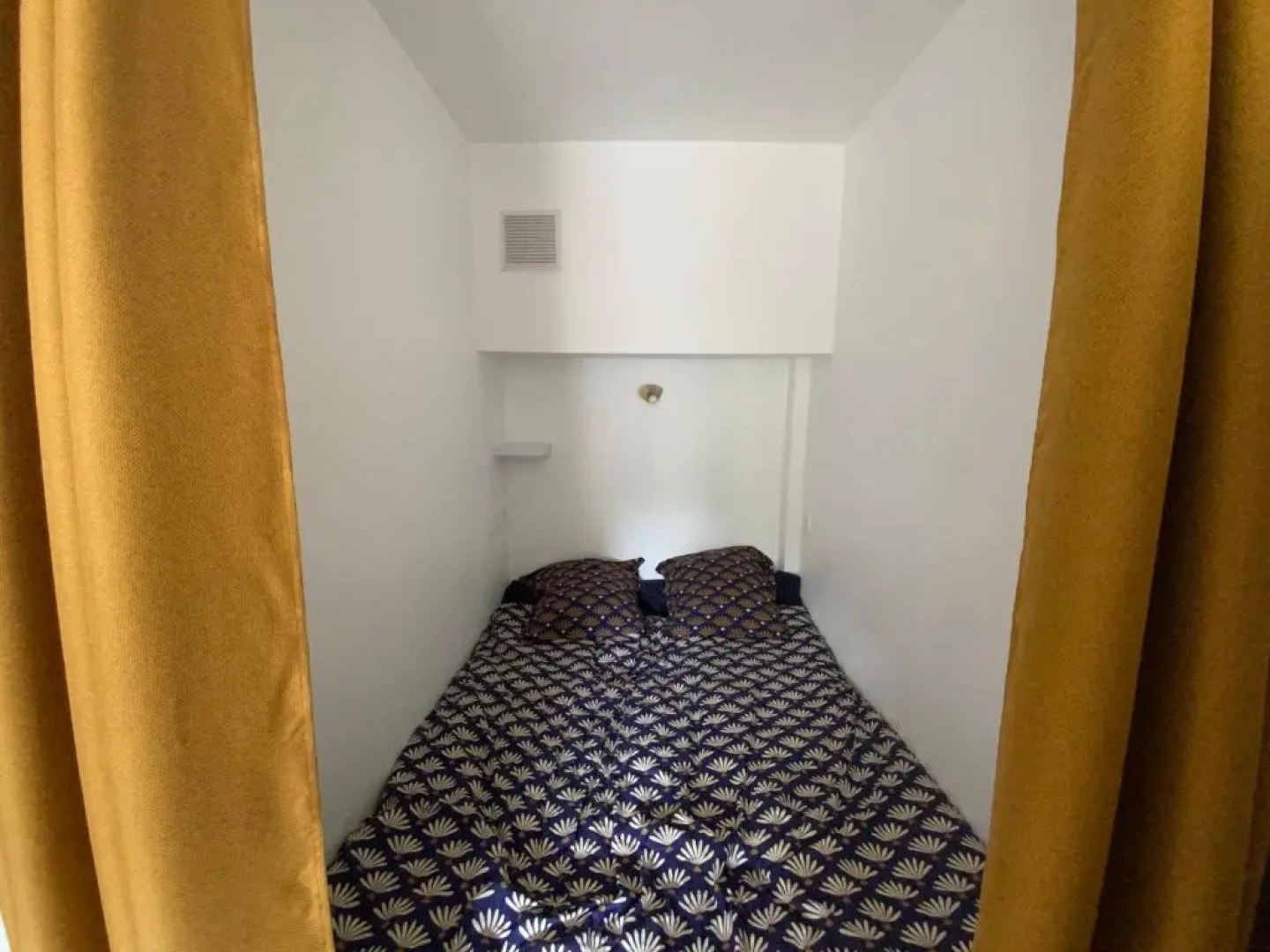 Appartement avec balcon et vue sur port - wifi privé - au dessus du Restaurant le Yackams