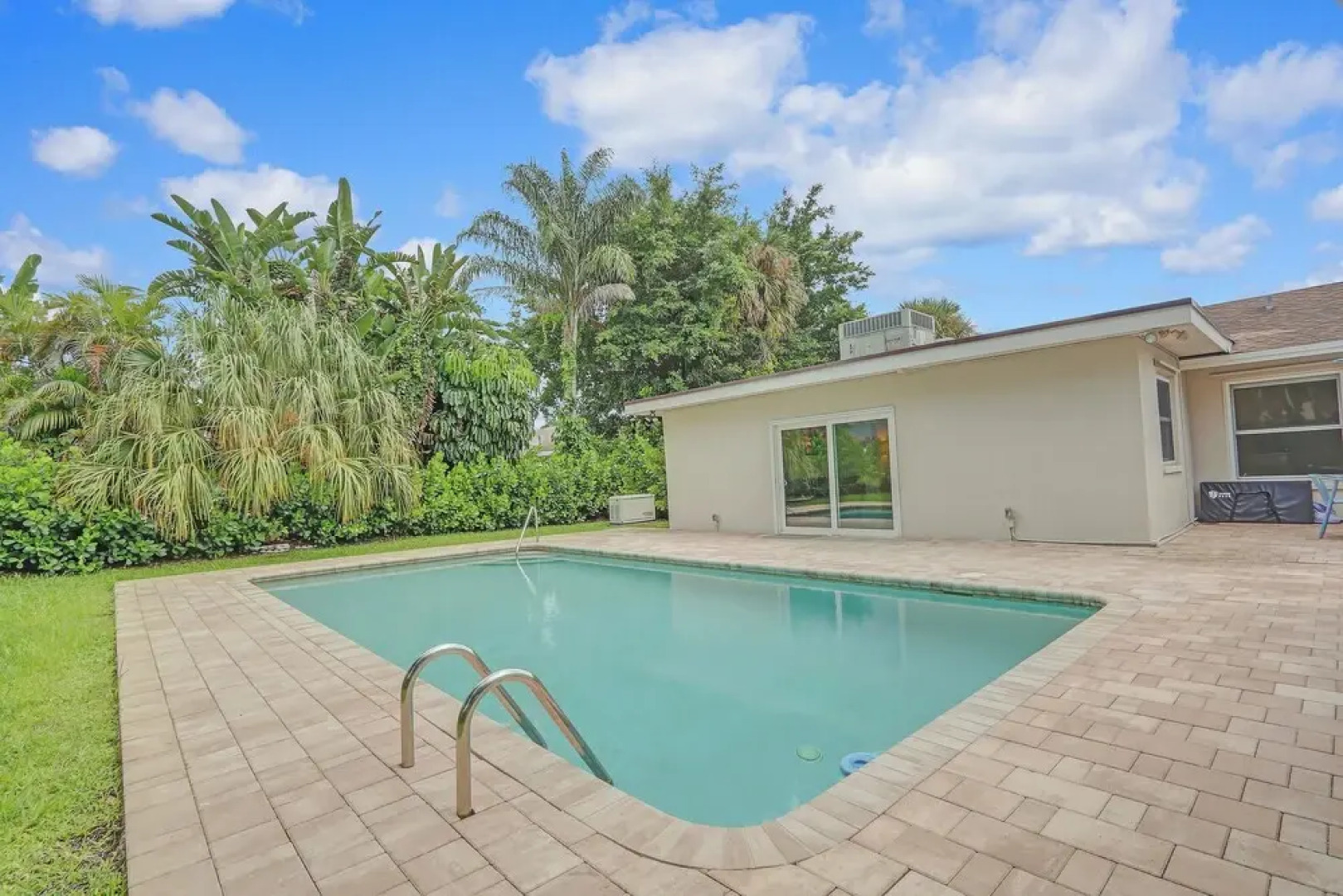 Private Pool + Bar: Palm Beach Gardens Getaway