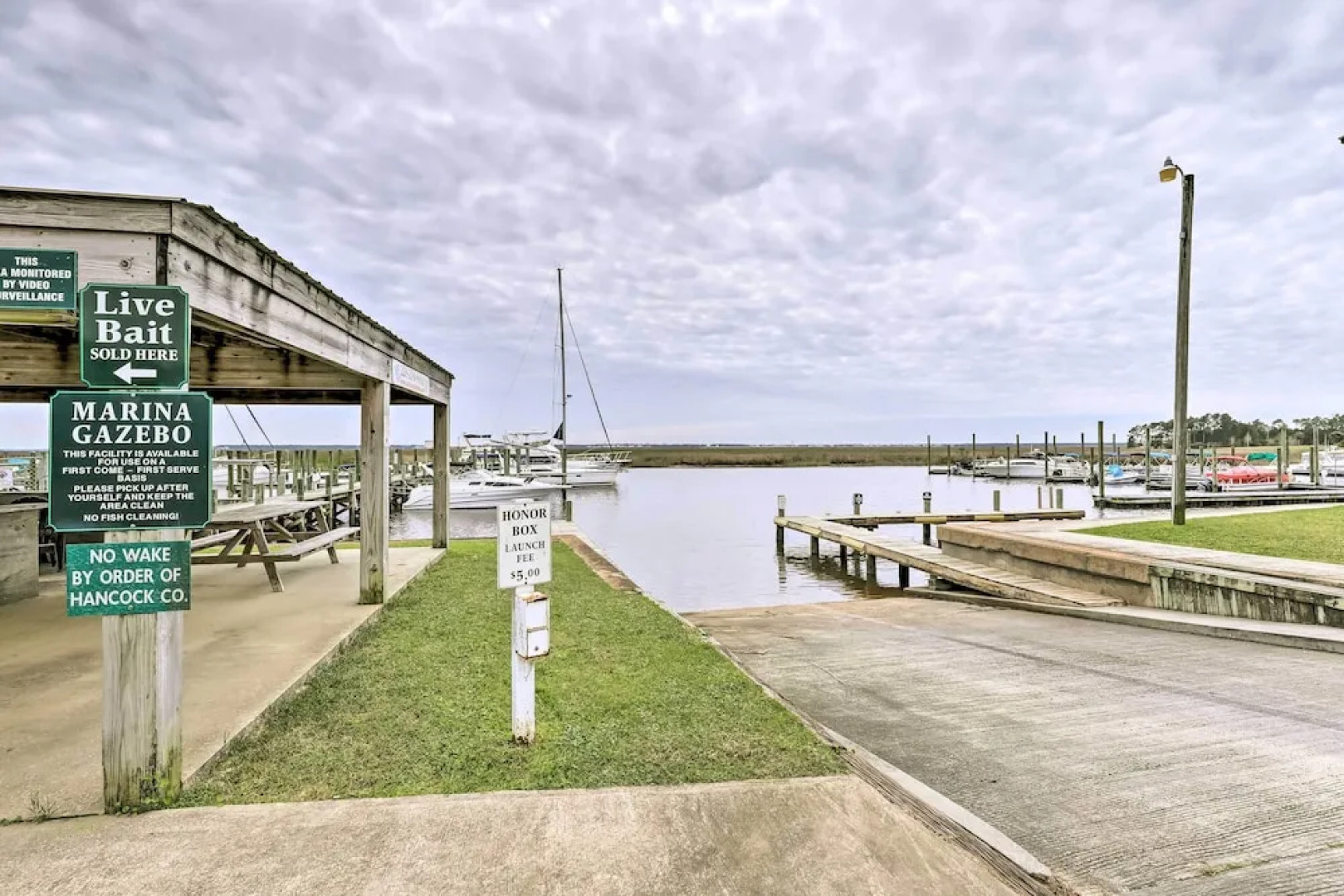 Diamondhead Condo - Marina, Pool Access & Golfing!