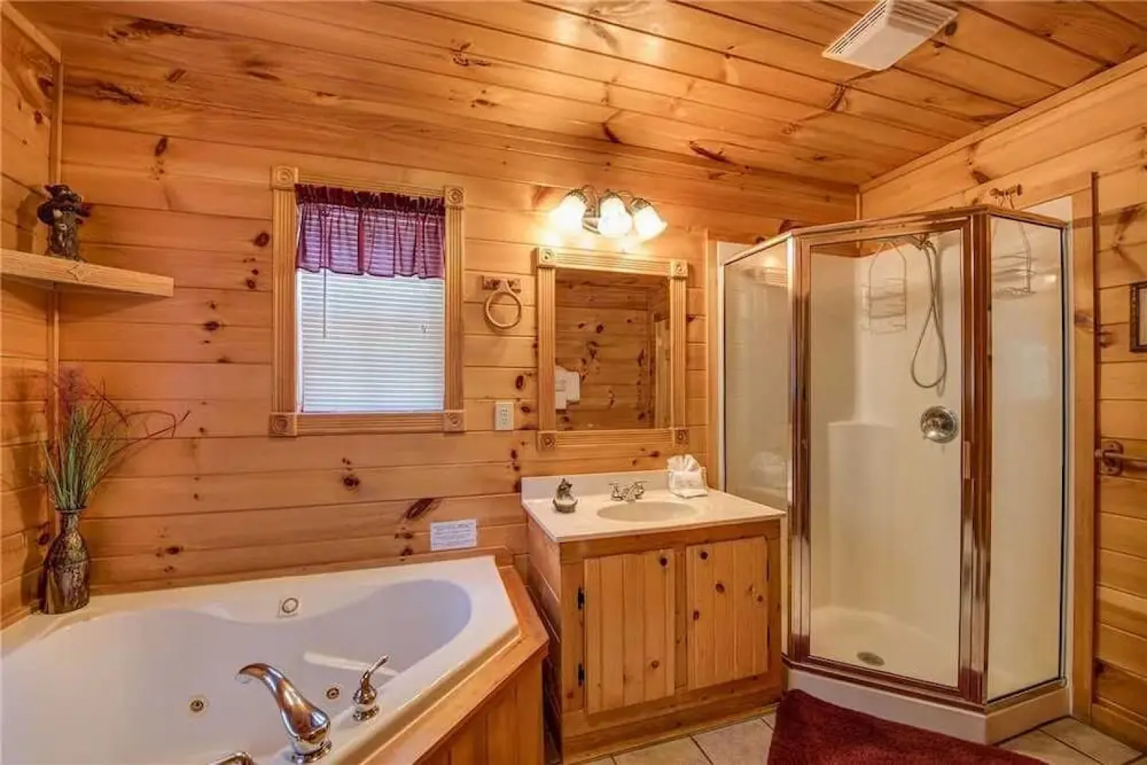 R Bearadise 2 Bedroom Home with Hot Tub