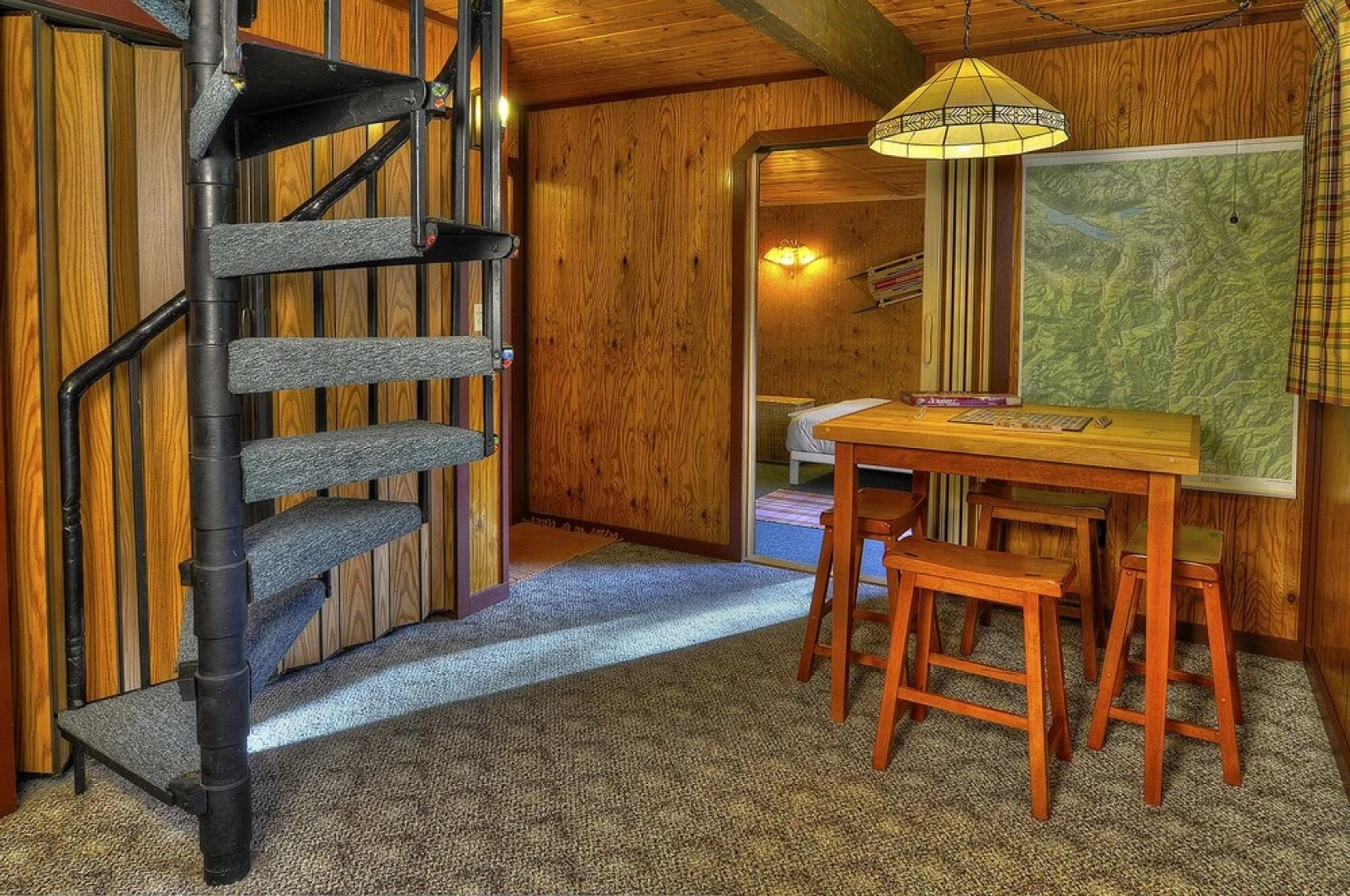 Red Hawk Hideaway - Two Bedroom Cabin with Hot Tub