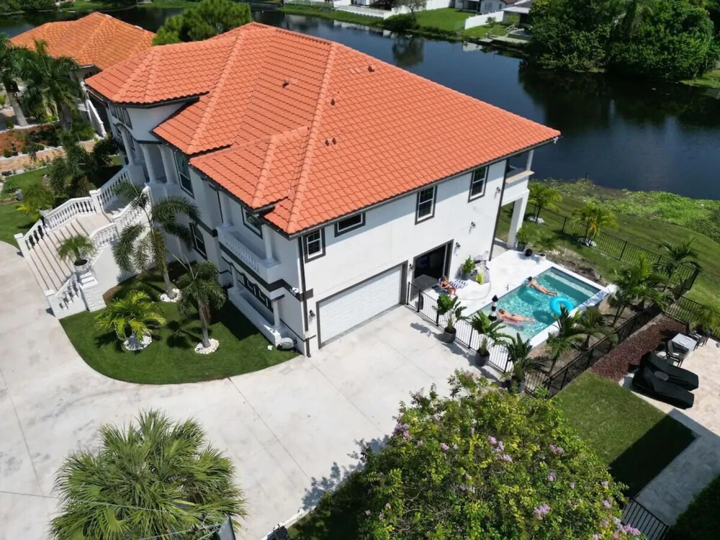 My Kind Of Town 5 Bedroom Home by Redawning