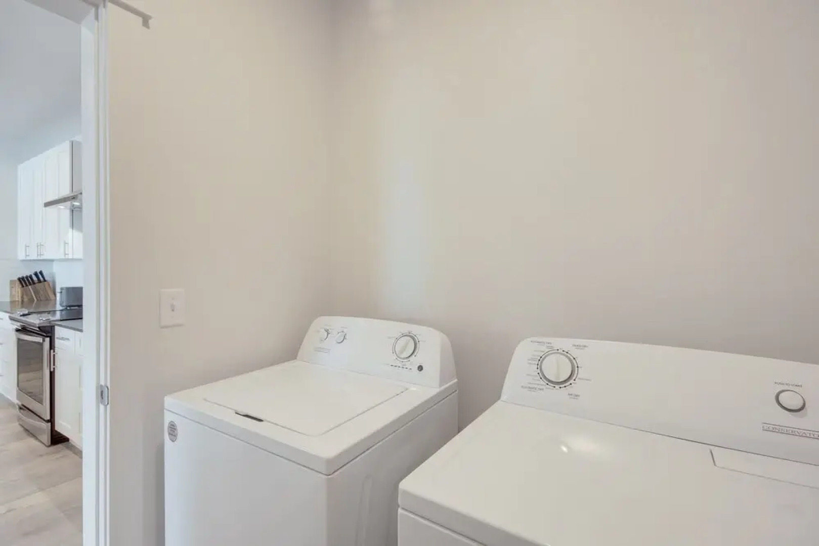 Livingston Condo w/ Balcony - 2 Mi to Downtown!