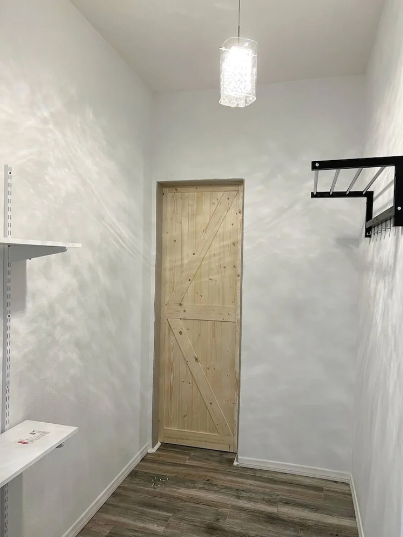 Room in House - Cheerful And Cozy one Large Bedroom