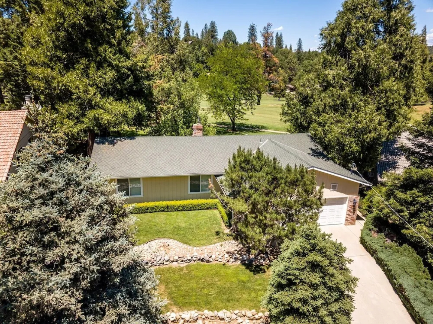 Creme De La Creme 2 - Pet Friendly and Amazing Golf-Course Views by Yosemite Region Resorts