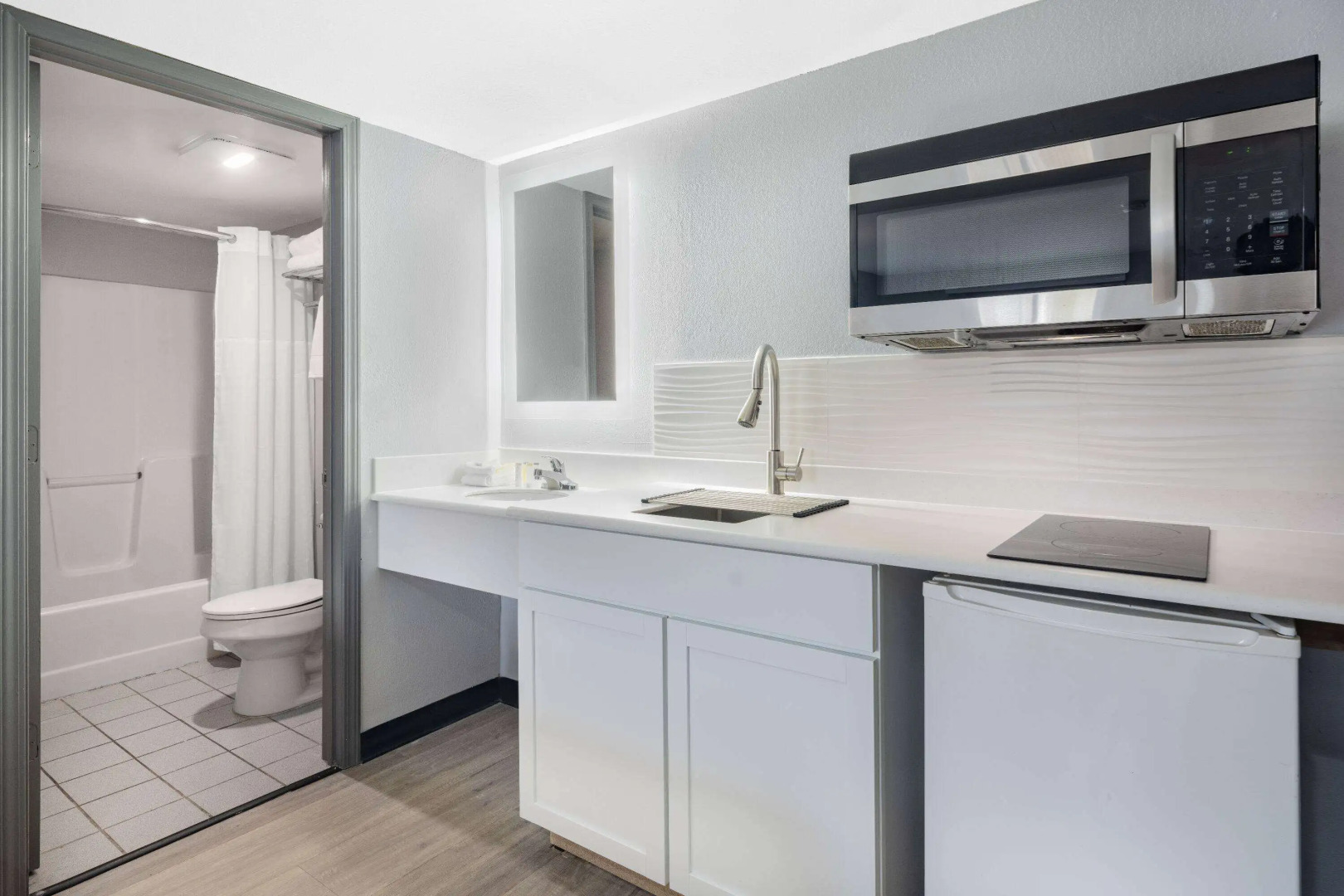 Days Inn & Suites by Wyndham Niagara Falls/Buffalo