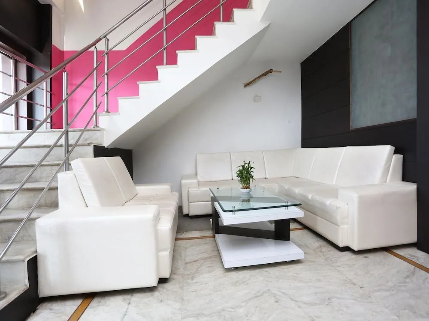 Capital O 10970 Hotel Krishna Palace