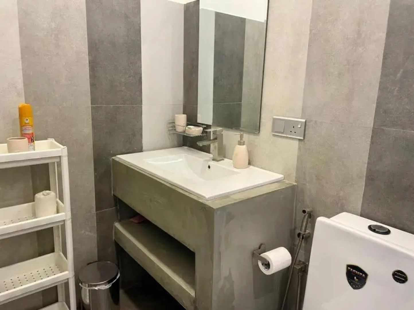 Lovely 2-bedroom holiday home with free parking.