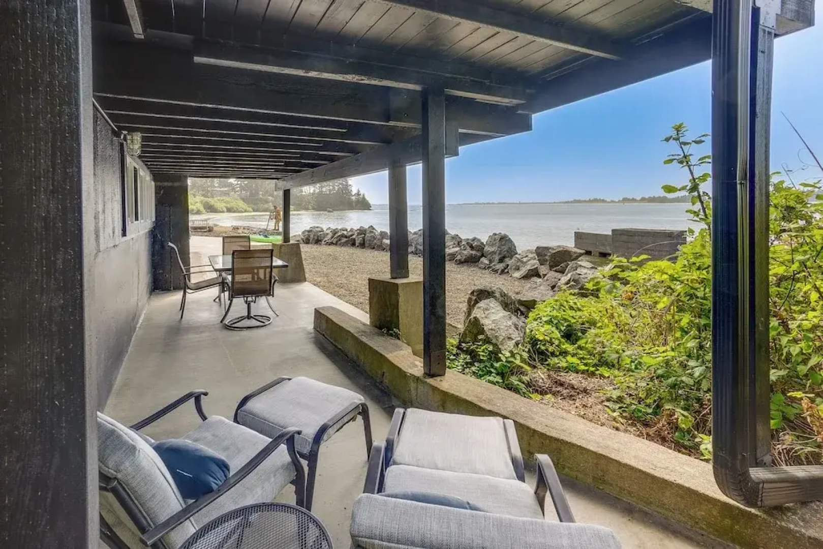 Waterfront Coos Bay Retreat w/ Kayaks!