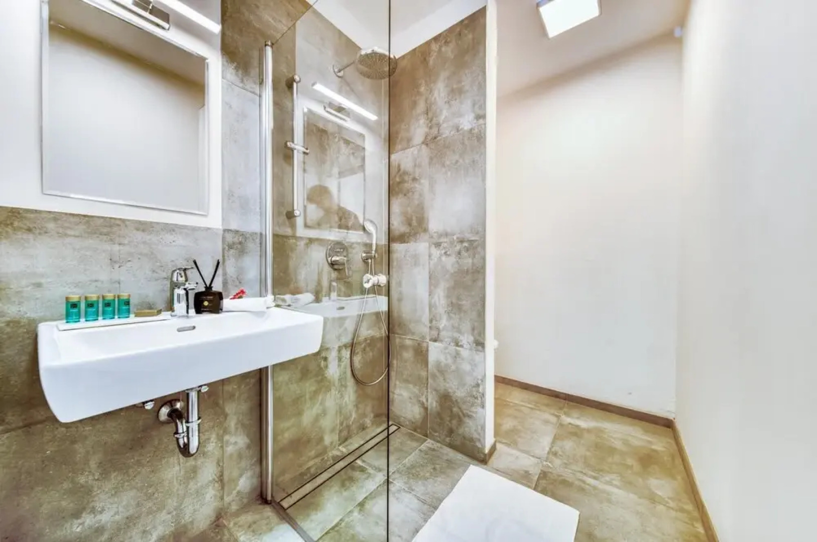 Deluxe Apartment With Terrace and Parking in the Historic City Centre of Krems an der Donau