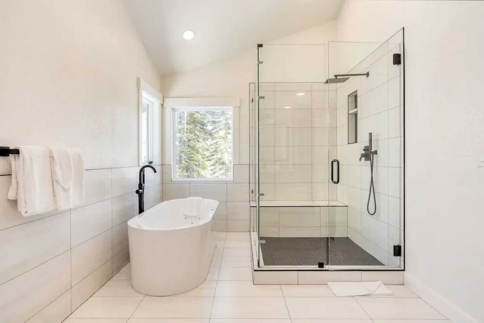 Explorer by Avantstay Close to Slopes Game Room Guest Suite