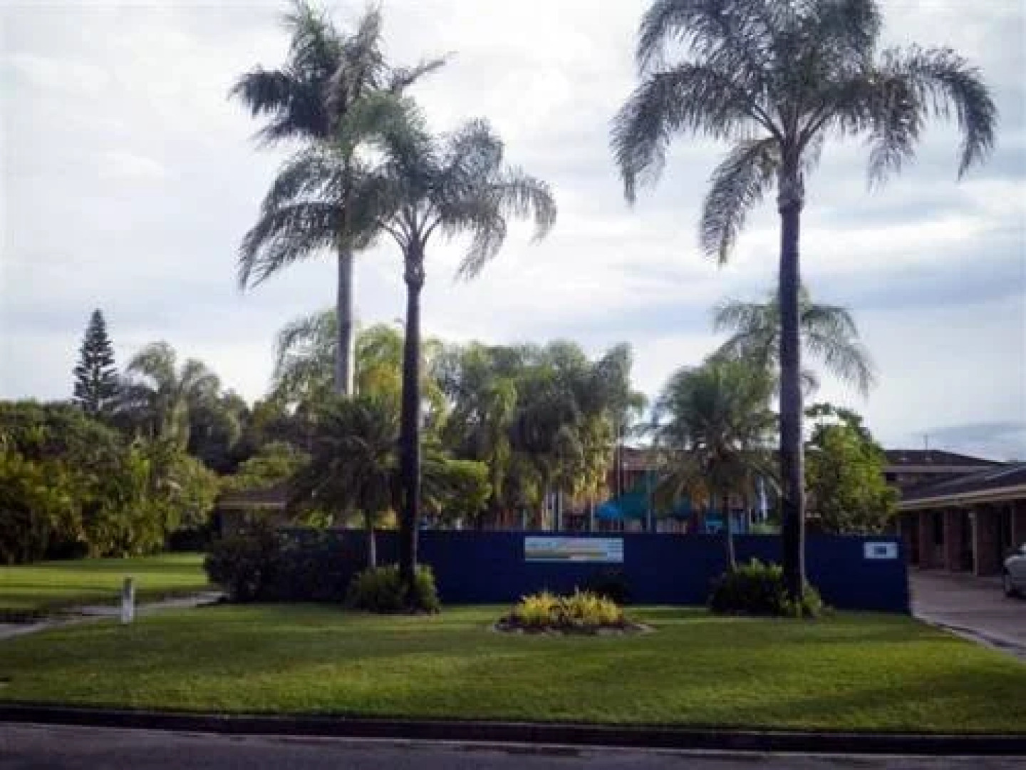 Adrift By The Beach Holiday Units