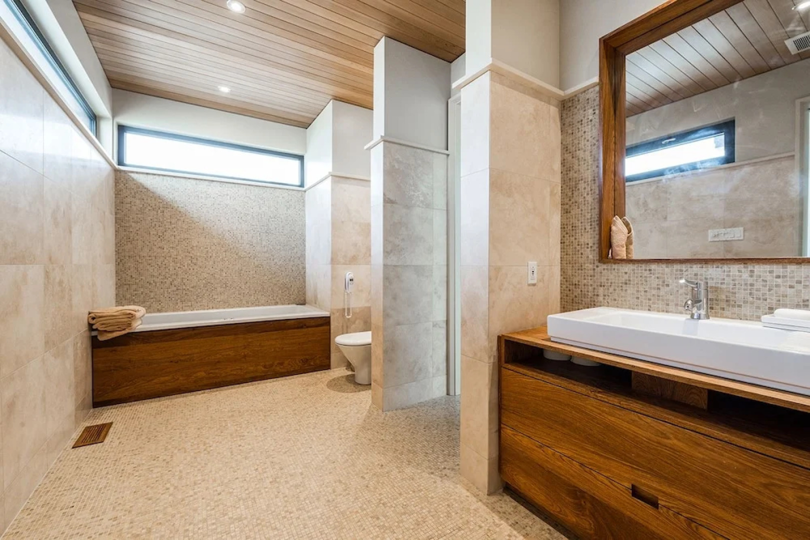 Modern Luxury Furnished, Surrounding St-Lawrence River View, Tranquil