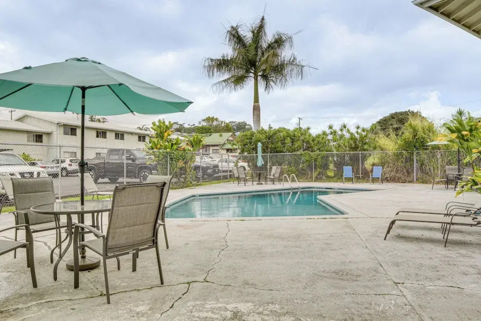 Hilo Apartment w/ Lanai - 2 Mi to Beaches!