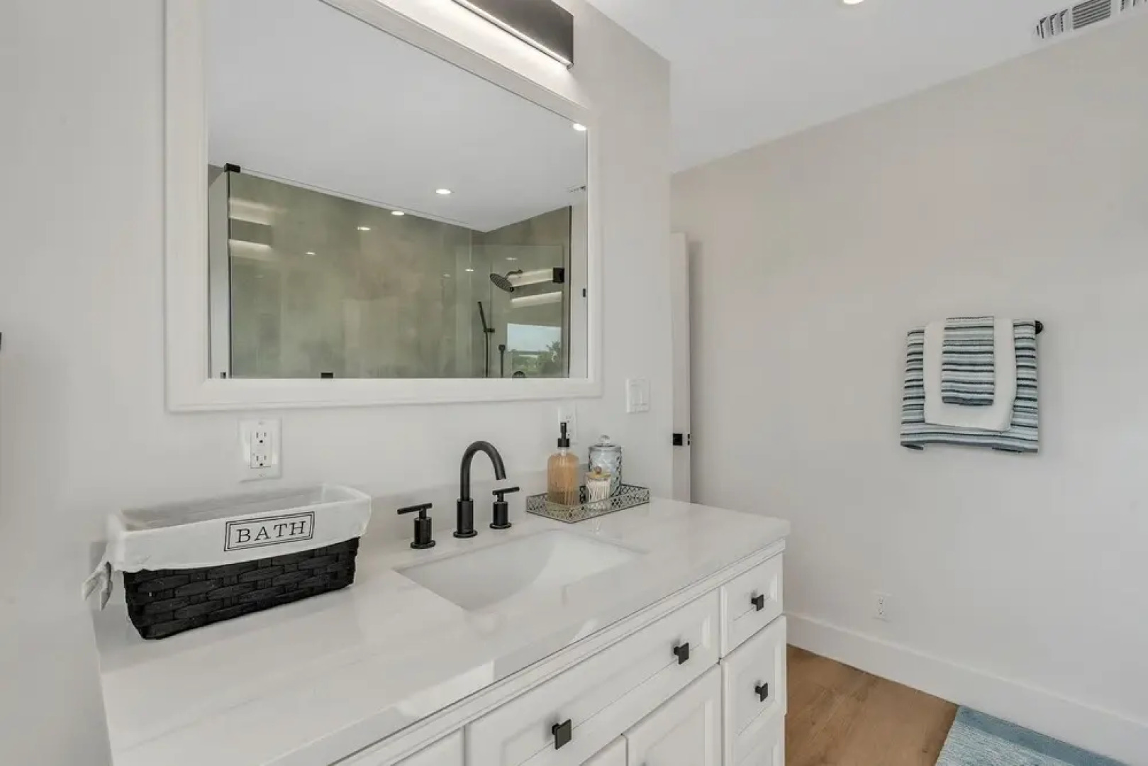 Casa Cervo - Stunning Home In Great Location, Walkable To Restaurants, Shopping, And The Beach! 4 Bedroom Home by Redawning