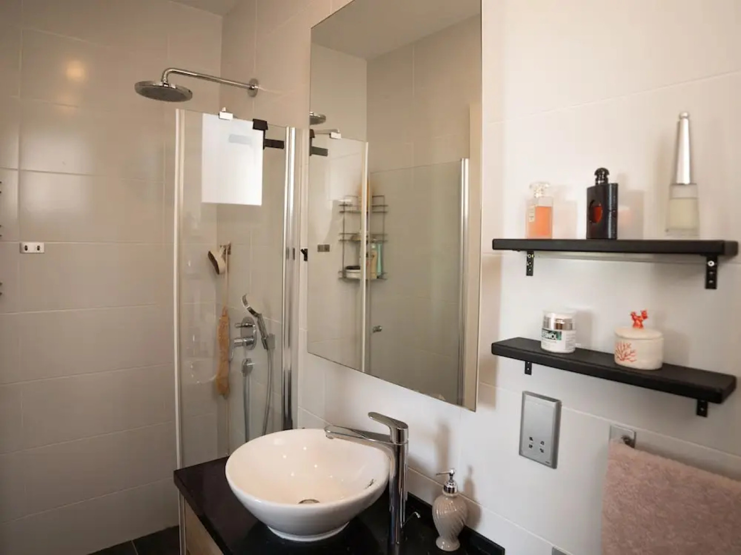 Modern and Cozy Designer Apartment in Relaxing Environment