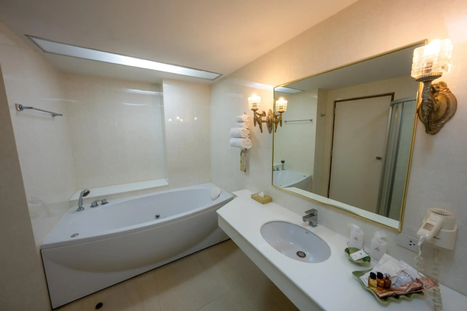 Amdaeng Bangkok Riverside Hotel