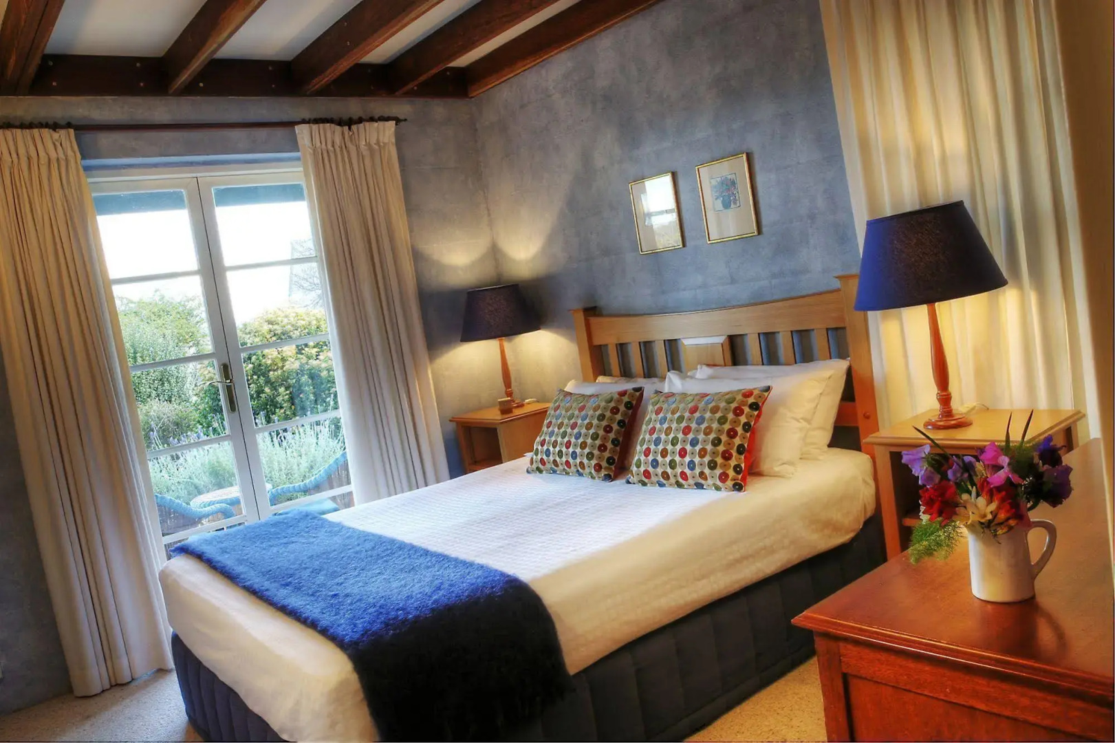 Vineyard Cottages & Cafe