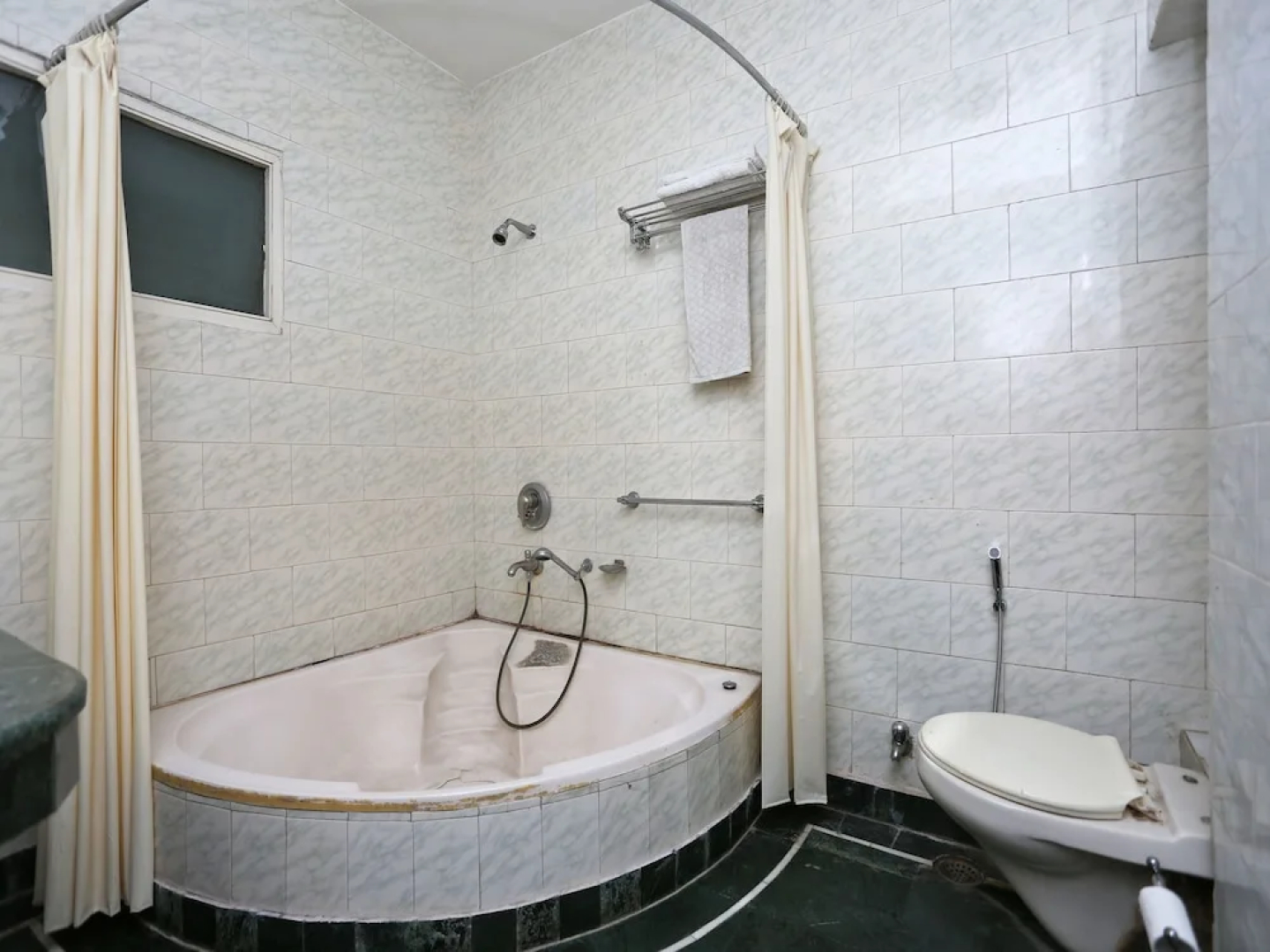 OYO 16125 Eiffel Grand Hotel