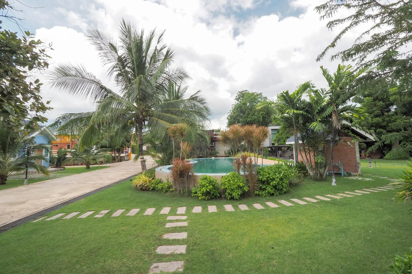 OYO 75339 Full Frame Resort (Vaccinated Staff)