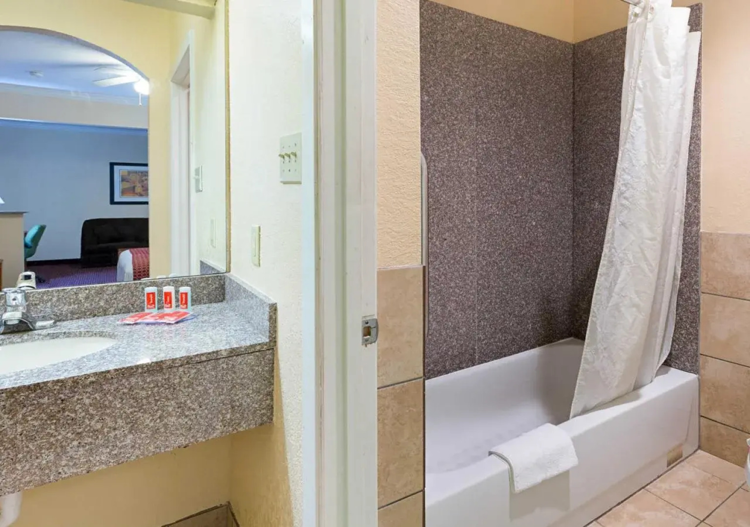 Econo Lodge & Suites